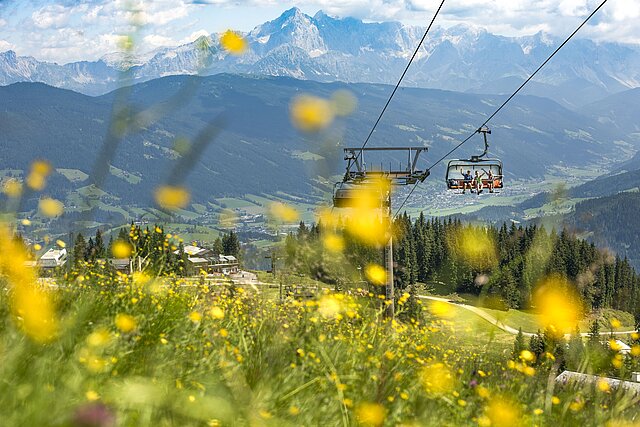 Mit dem Sessellift geht's im Sommer bequem ins Wandergebiet Grießenkar.