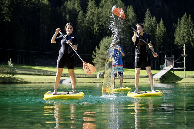 Stand Up Paddling mit der Familie am Badesee in Flachauwinkl. 