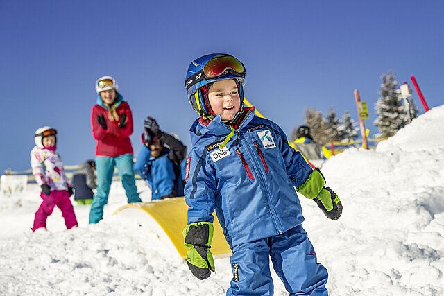 Skifahren lernen macht Spaß. Die Flachauer Skilehrer und Skilehrerinnen zeigen den Kindern spielerisch die ersten Schwünge im Schnee.