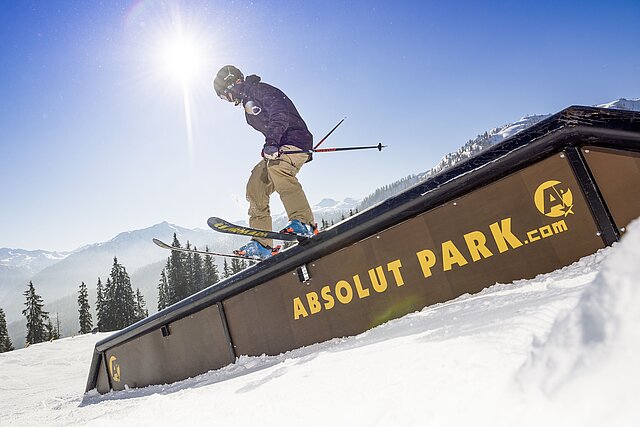 Der Absolutpark am Shuttleberg Flachauwinkl bietet jede Menge Obstacles für Snowboarder und Freeskier.