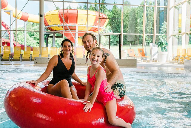 Badespaß für die ganze Familie - ein Thermenbesuch beim Urlaub in Flachau macht Freude