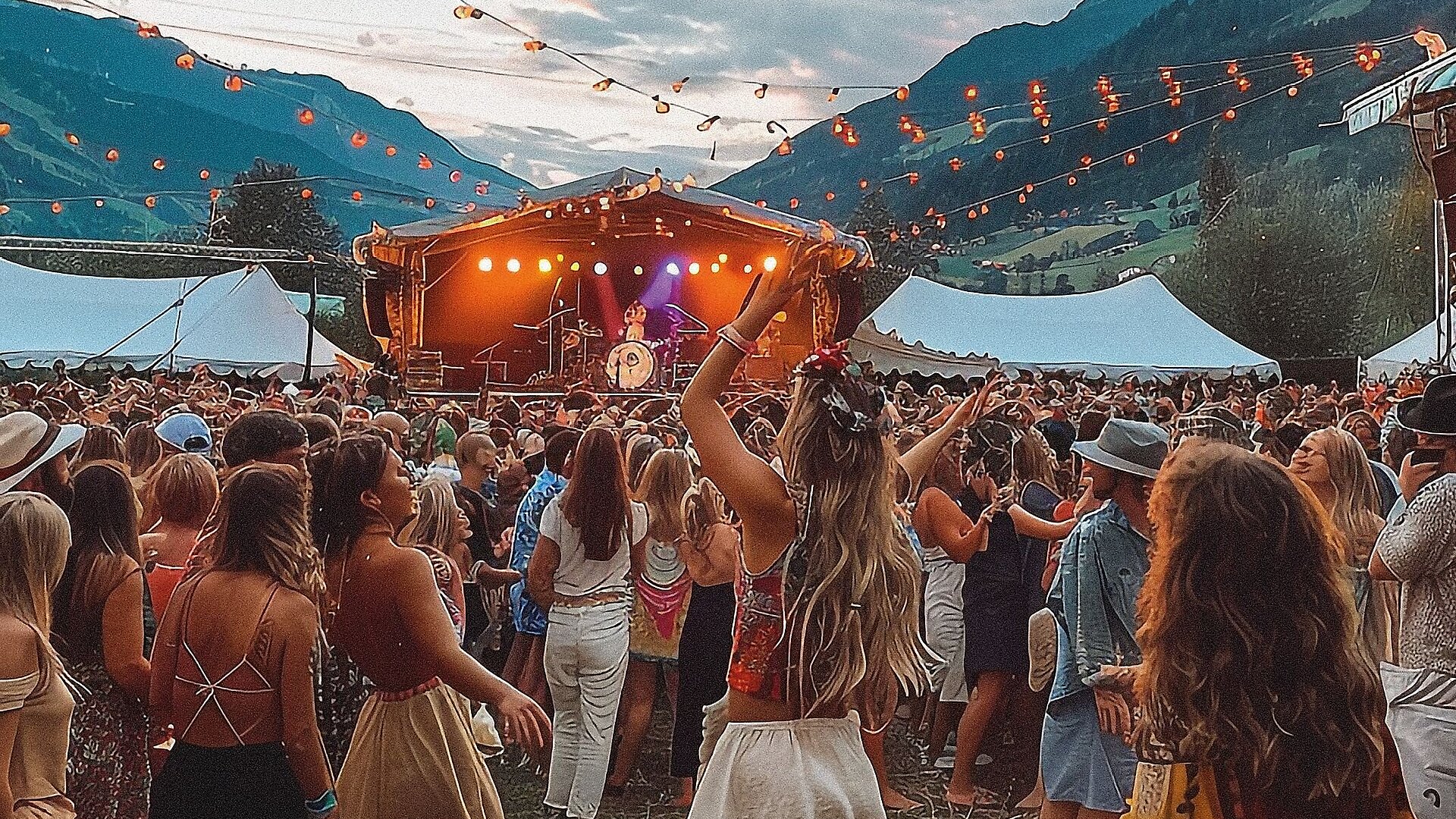 Beats und Festival Flair, am Bild zu sehen das Festivalgelände bei toller Stimmung