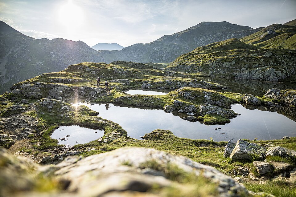 Beeindruckend für alle Naturliebhaber aber auch sehr anspruchsvoll für alle Biker ist die Überquerung des Tauernpasses im felsigen, hochalpinen Gelände inmitten einer gigantischen Bergwelt in Obertauern.