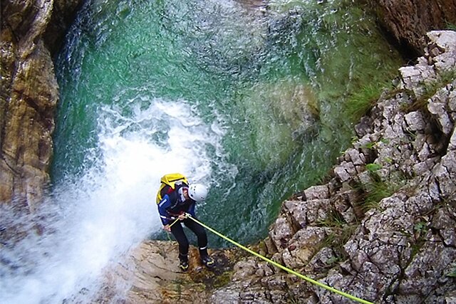 Durchwandern, sich abseilen, klettern, springen, rutschen und schwimmen - Canyoning bietet alles, was sich der Abenteurer unter euch wünscht.