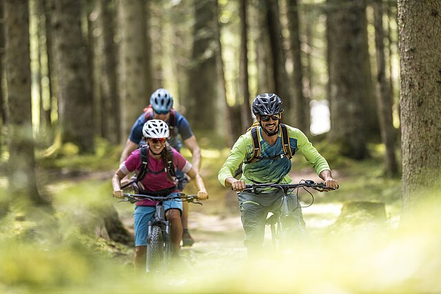 Biken mit Freunden in Flachau in den Salzburger Bergen