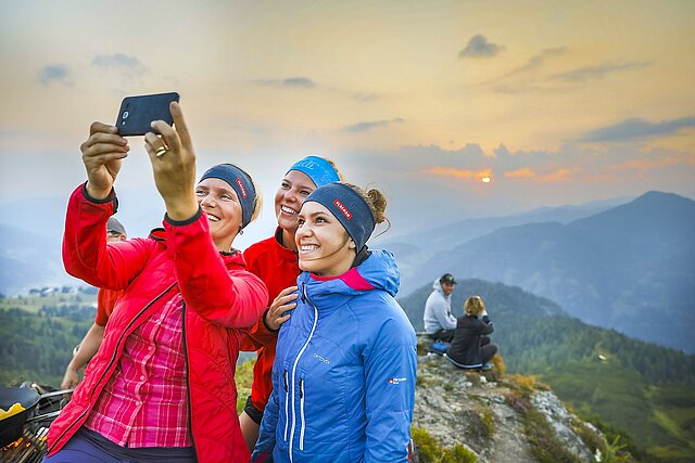 Selfie bei der Sonnenaufganswanderung in Flachau. Diese coole Morgenstimmung in den Bergen muss man einfach festhalten