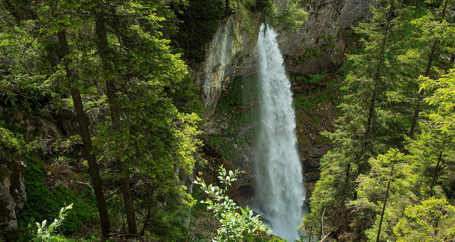 The water of the Johannes Falls falls imposingly about 60 m into the depth.