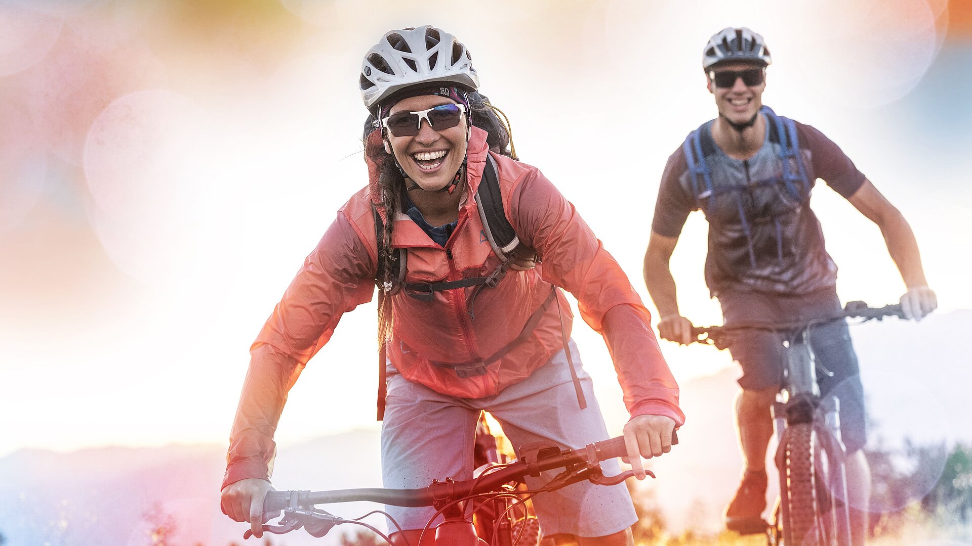 E-Mountainbikers have fun in the Flachau mountains.