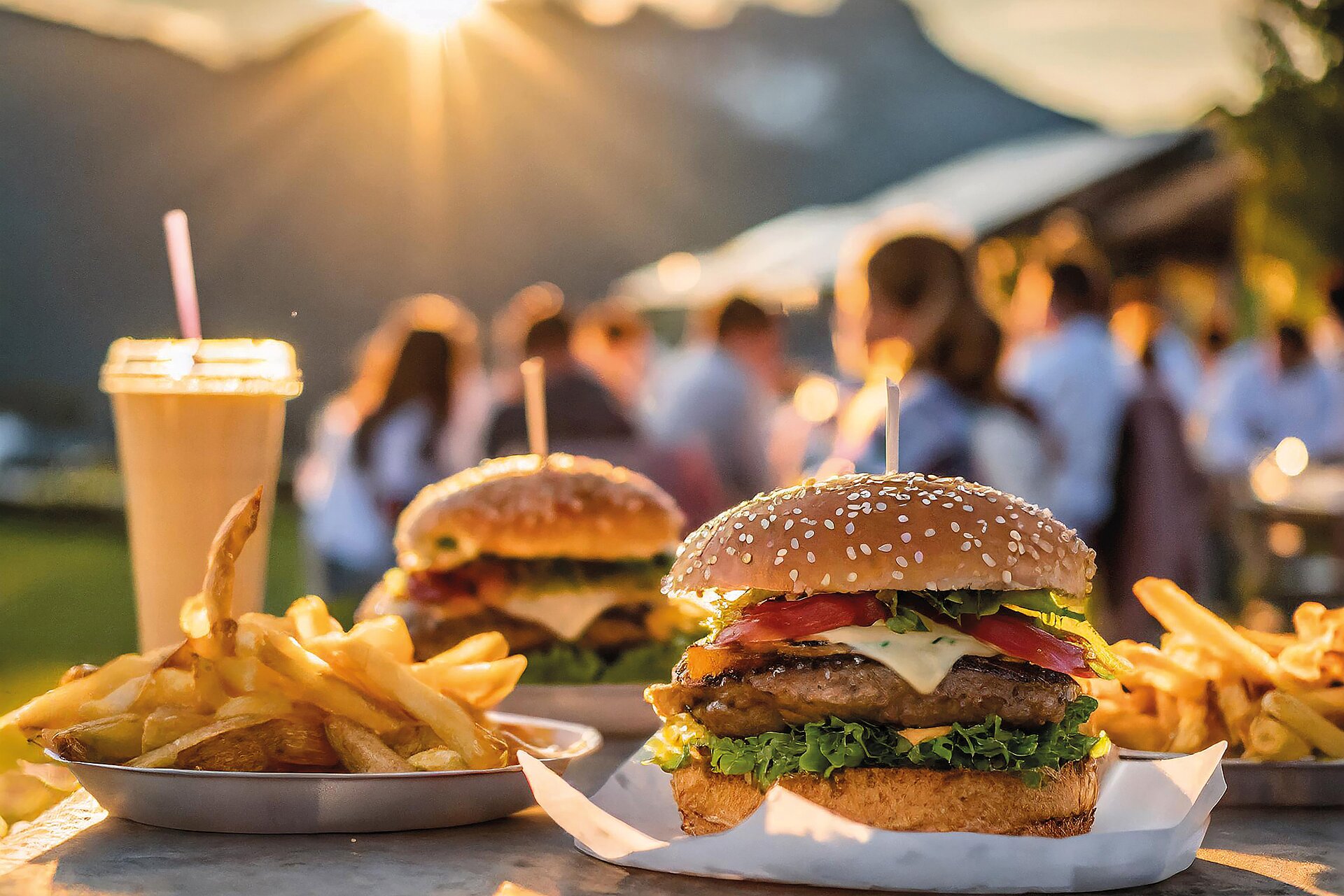 Streetfood beim E-Festival Flachau, am Bild zu sehen sind zwei Burger