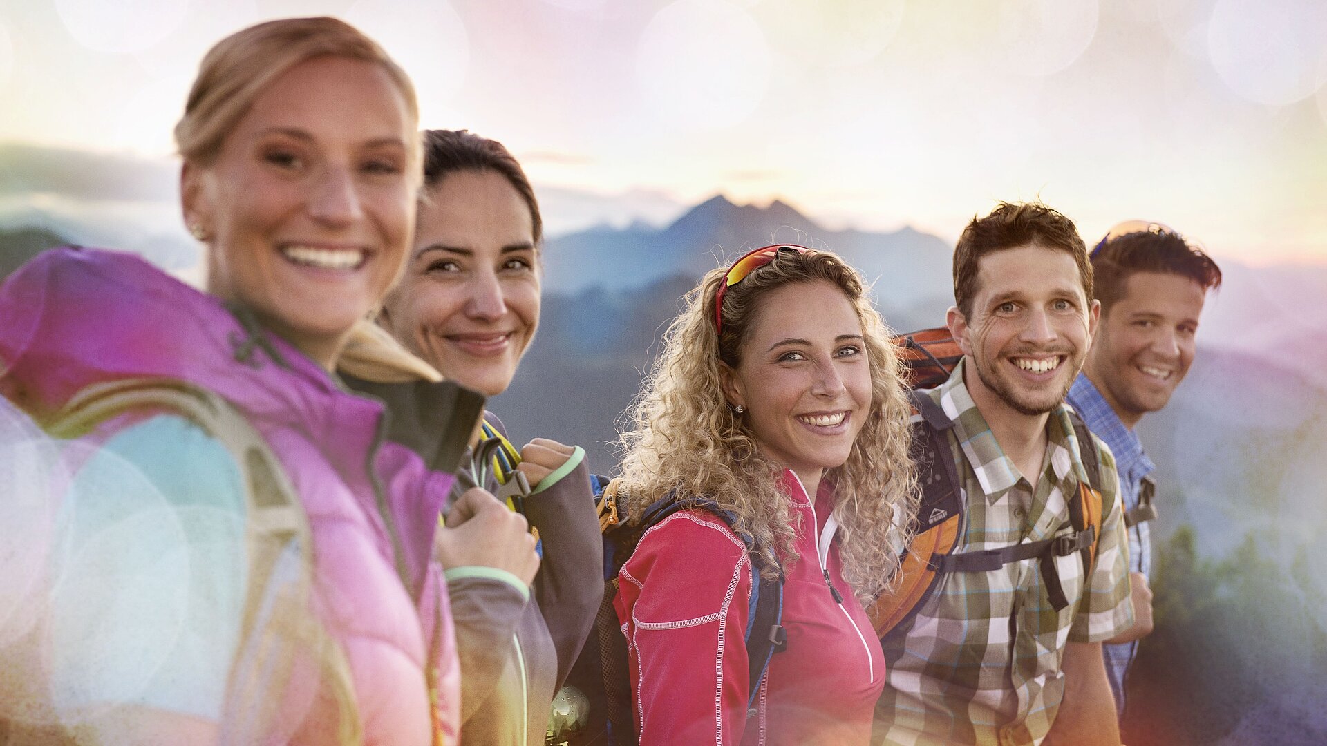 Unvergessliche Momente mit Freunden am Berg bei Sonnenuntergang.