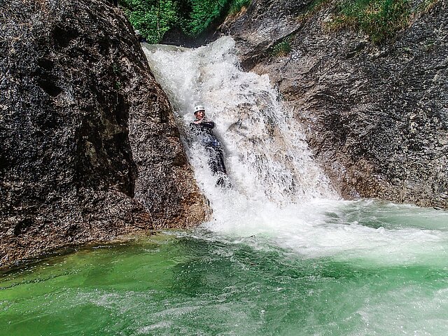 Lustige Rutschpartien dürfen beim Canyoning in Flachau nicht fehlen.