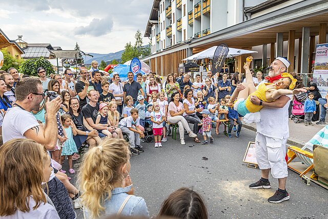 Buntes Programm beim Straßenfest Flachau.